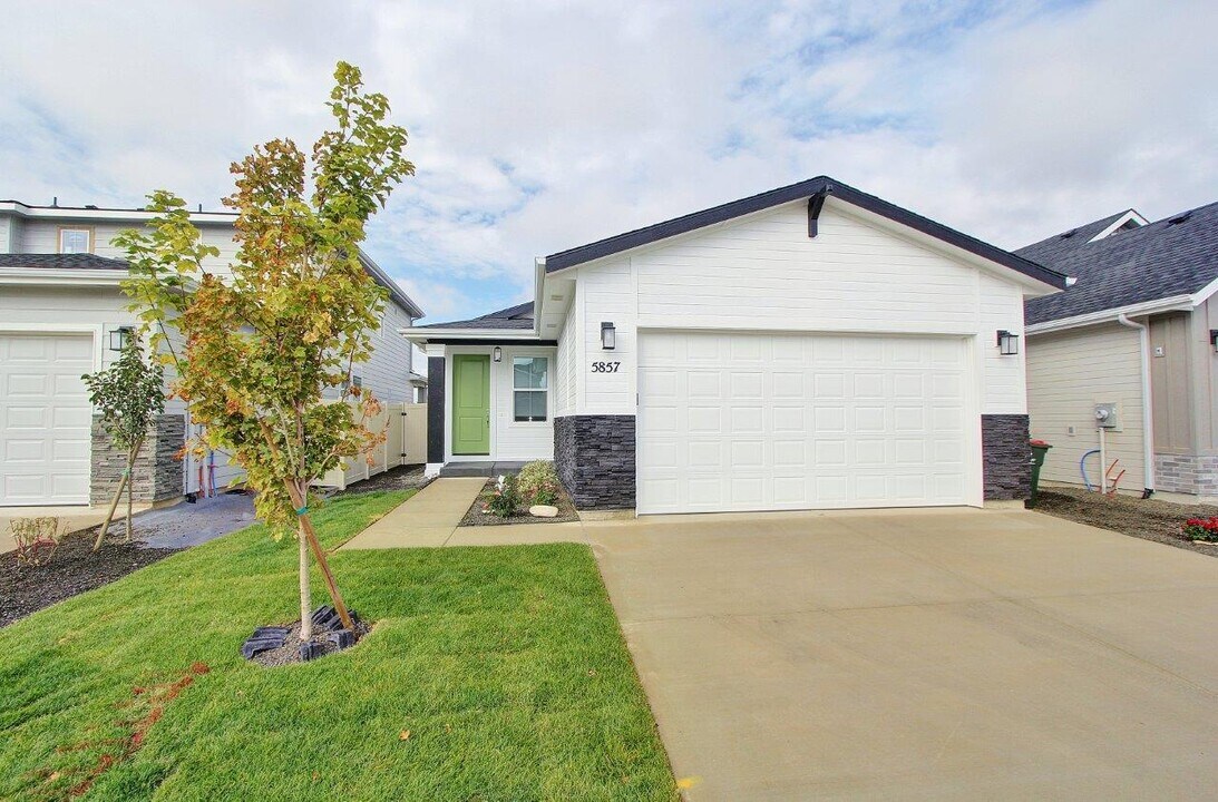 5857 N Backfire Wy in Meridian, ID - Building Photo