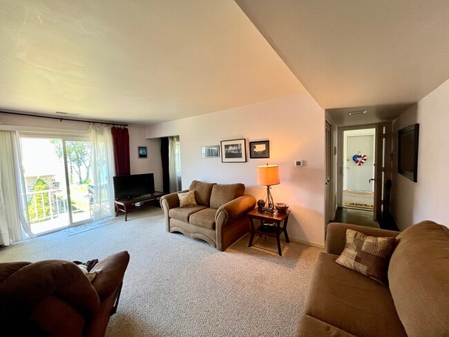 3608 Lakeshore Dr, Unit B11 in St. Joseph, MI - Building Photo - Building Photo