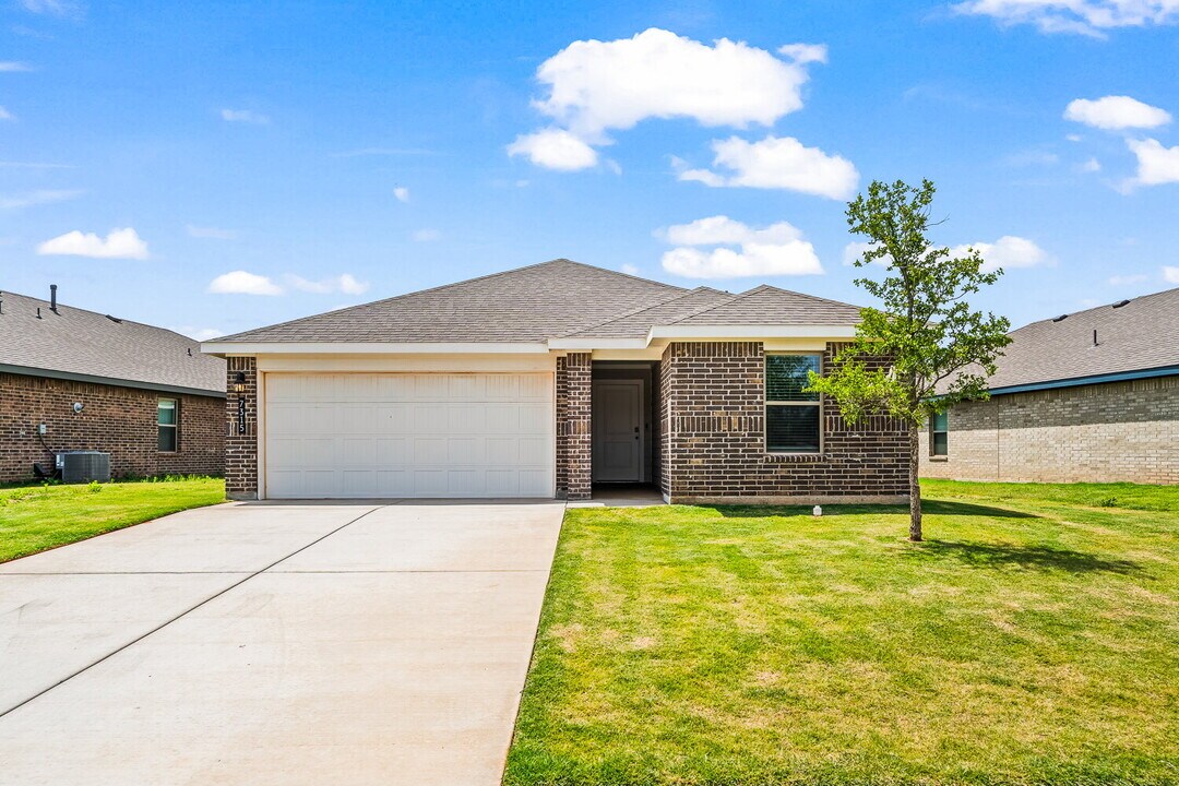 7315 8th St in Lubbock, TX - Building Photo