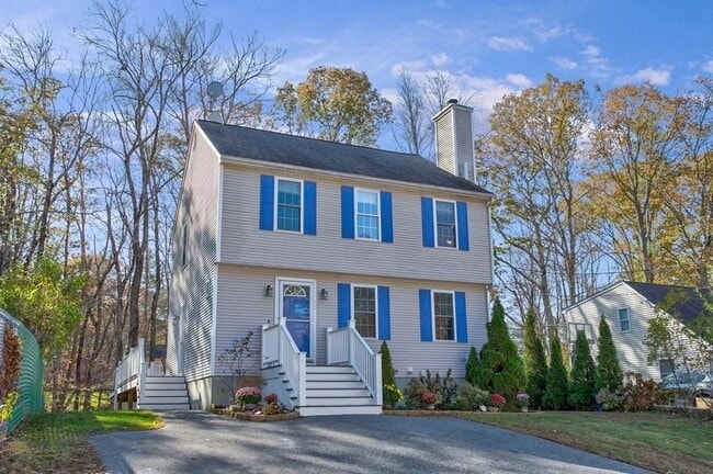 16 Knoll Rd in Hopkinton, MA - Foto de edificio - Building Photo