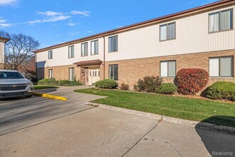 16411-16421 E 10 Mile Rd in Eastpointe, MI - Foto de edificio - Building Photo