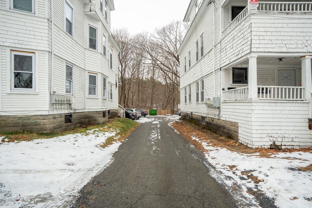 7 Mulberry St in Claremont, NH - Building Photo