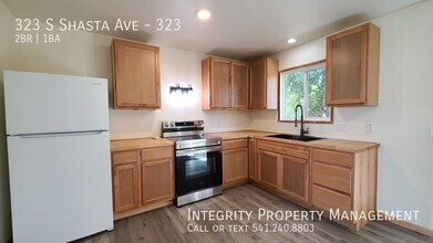 323 S Shasta Ave-Unit -323 in Eagle Point, OR - Building Photo - Building Photo