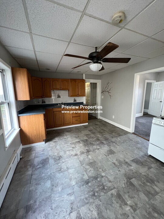 696 Broadway, Unit 1 in Everett, MA - Building Photo