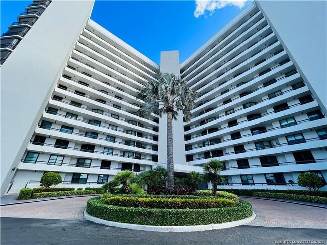 8800 S Ocean Dr in Jensen Beach, FL - Building Photo - Building Photo