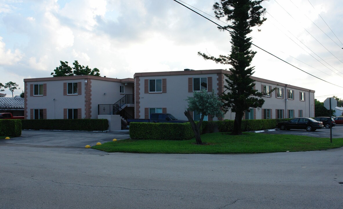 Southport Court Apartments in Fort Lauderdale, FL - Building Photo