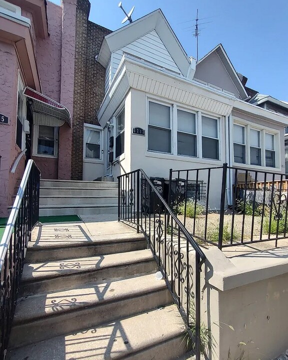 6713 Guyer Ave in Philadelphia, PA - Building Photo