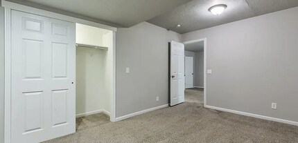 5674 Magic Isle Ln in Salt Lake City, UT - Foto de edificio - Building Photo