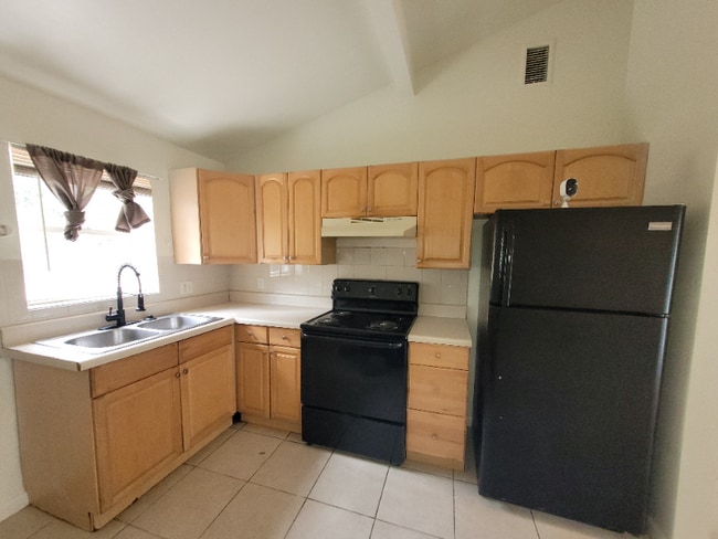 1748 Wipperman Ave NE, Unit B in Palm Bay, FL - Foto de edificio - Building Photo