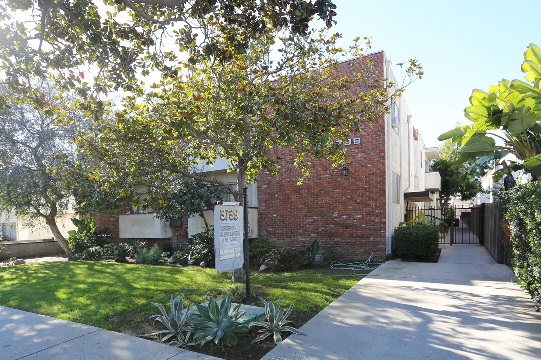 3739 Clarington Ave in Los Angeles, CA - Building Photo
