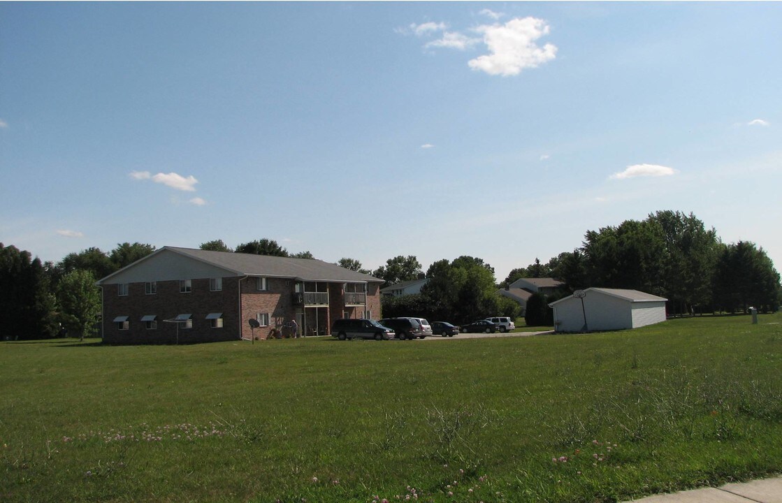 700 Fairway Dr in Brillion, WI - Foto de edificio