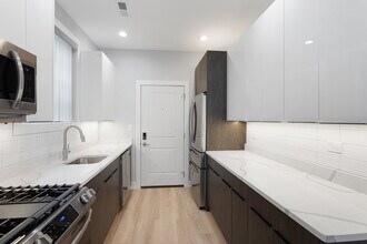 7663 N Rogers Ave in Chicago, IL - Building Photo - Building Photo