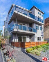 947 4th St, Unit #D in Santa Monica, CA - Building Photo