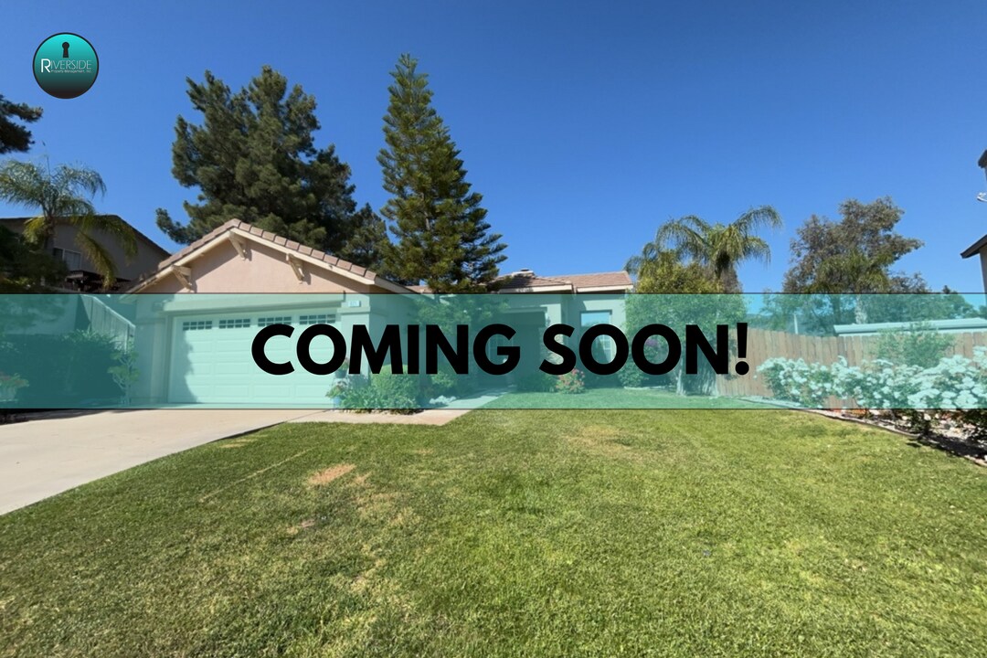 821 Atlantic Cir in Corona, CA - Building Photo