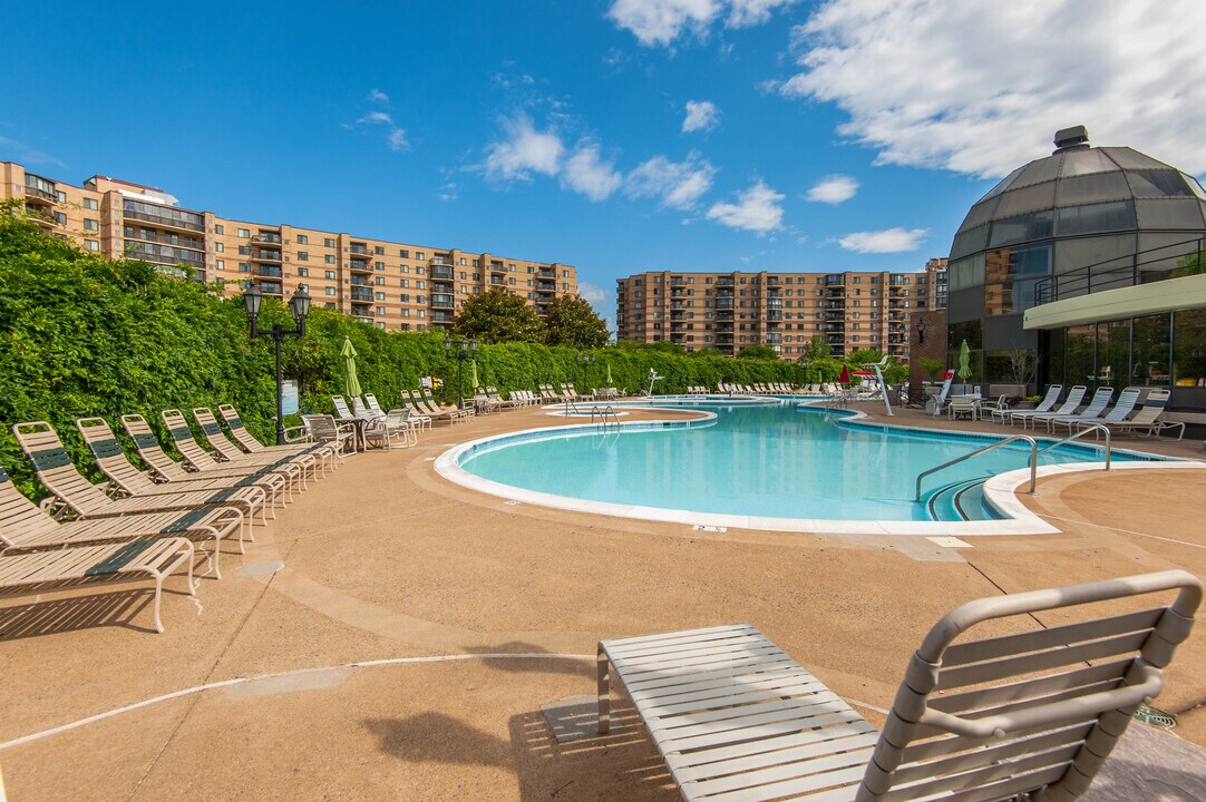 8370 Greensboro Dr, Unit 211 in McLean, VA - Building Photo