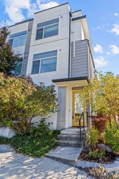1128 24th Ave S in Seattle, WA - Building Photo