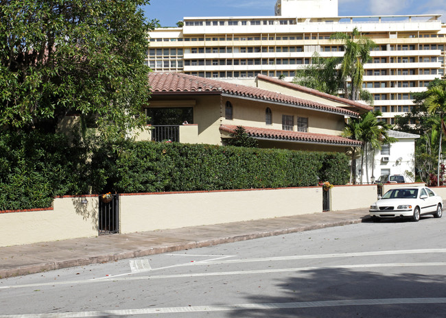 723-725 Biltmore Ct in Miami, FL - Building Photo - Building Photo