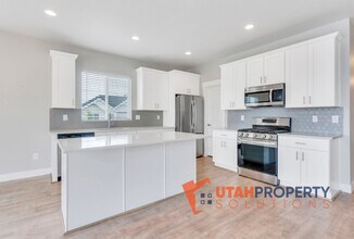 7632 S Waverly Hls Ln in West Jordan, UT - Building Photo - Building Photo