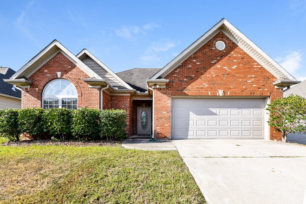 600 Waterford Ln in Calera, AL - Building Photo