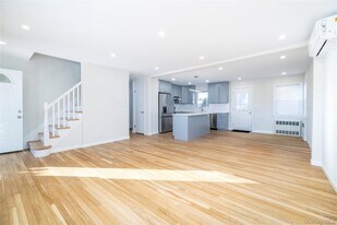 29 West Ave, Unit 1206 N. CAROLINE STREET #2 in Hicksville, NY - Building Photo