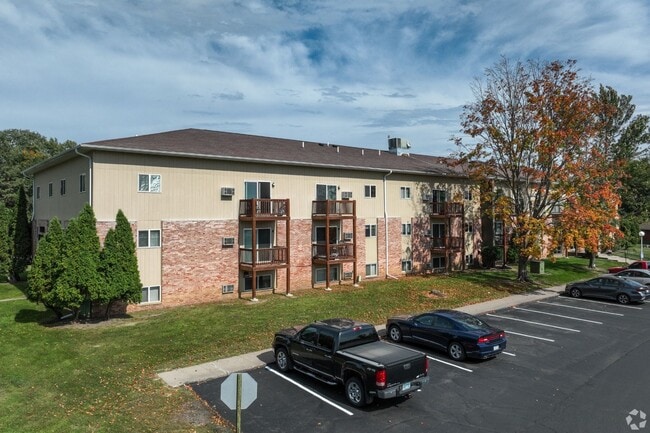 Four Seasons Apartments in Faribault, MN - Foto de edificio - Building Photo