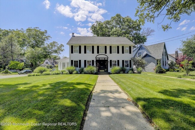 property at 570 N Edgemere Dr