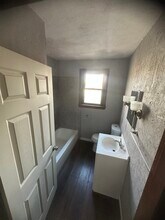 211 Avon Rd in West Mifflin, PA - Foto de edificio - Building Photo