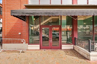 122 W Broughton St, Unit 206 in Savannah, GA - Building Photo - Building Photo
