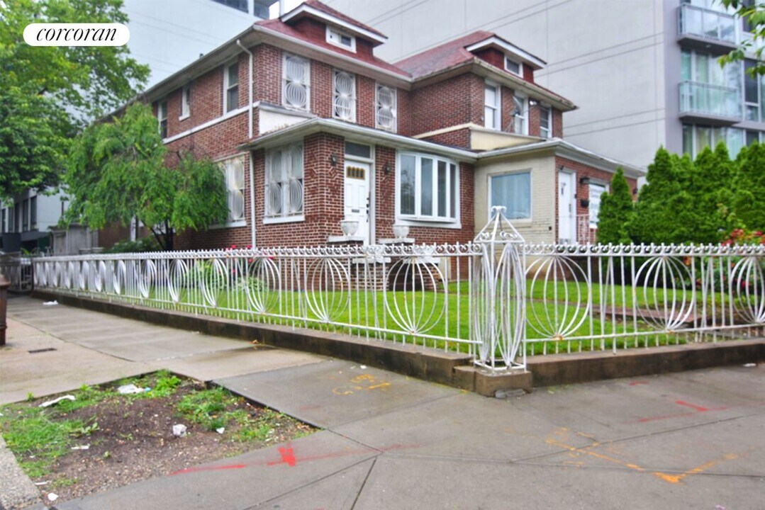 725 Ocean Pkwy in Brooklyn, NY - Building Photo