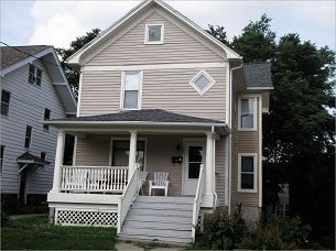 107 S Lucas St in Iowa City, IA - Building Photo