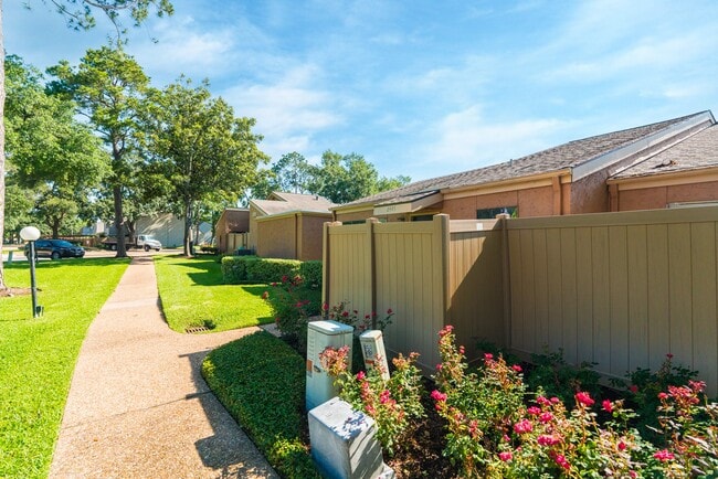 2445 Briarwest Blvd in Houston, TX - Building Photo - Building Photo