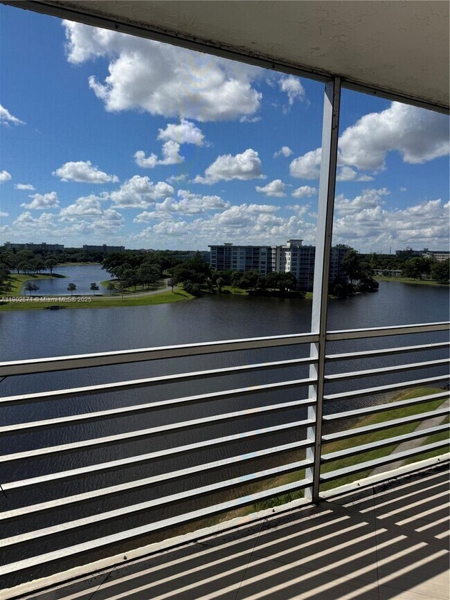3095 N Course Dr in Pompano Beach, FL - Building Photo - Building Photo
