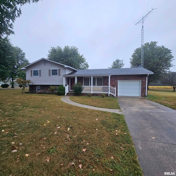 15047 N Seagull Ln in Bluford, IL - Building Photo