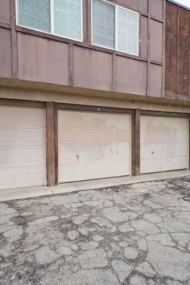 6001 Almendra Ave in Bakersfield, CA - Foto de edificio - Building Photo