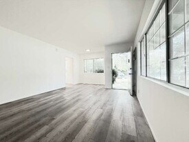 10565 Camarillo St in North Hollywood, CA - Building Photo