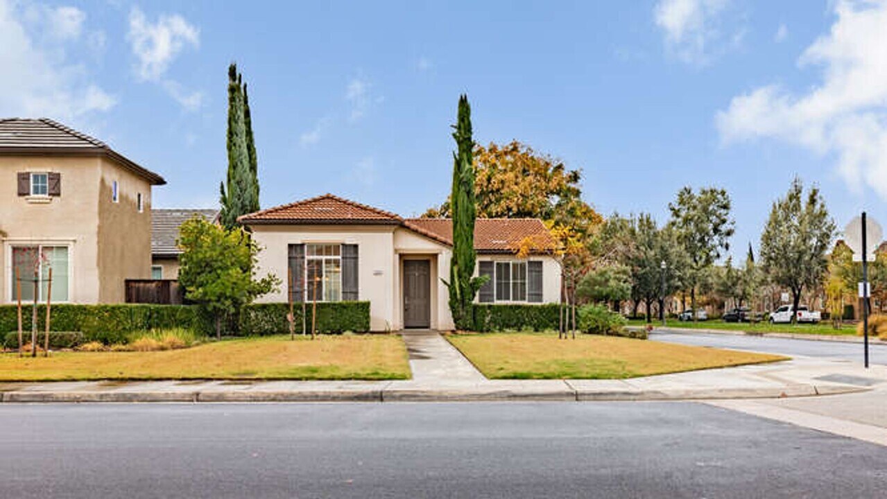 1898 N Highland Ave in Clovis, CA - Building Photo