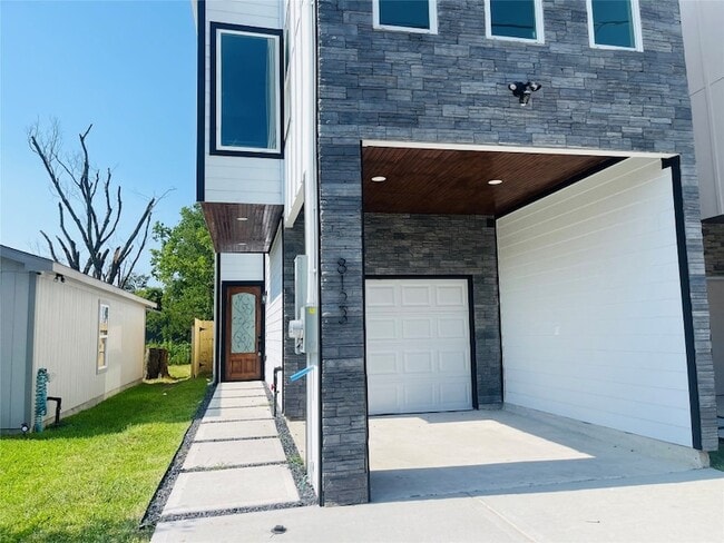 8123 St Louis St in Houston, TX - Foto de edificio - Building Photo