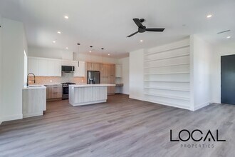 452 N Coast Hwy 101 in Encinitas, CA - Building Photo - Building Photo