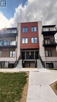 10 S Creek Dr in Kitchener, ON - Building Photo