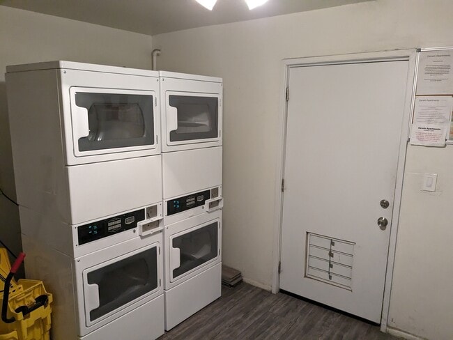 Darwin Apartments in Phoenix, AZ - Foto de edificio - Building Photo