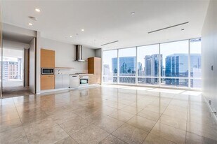 2430 Victory Park Ln in Dallas, TX - Building Photo