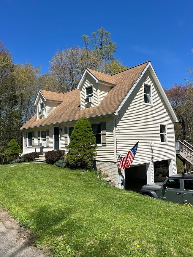 37 Overlook Dr in New Milford, CT - Building Photo - Building Photo