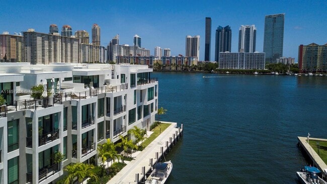 4008 NE 167th St in North Miami Beach, FL - Building Photo - Building Photo