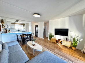 975 Ala Lilikoi St in Honolulu, HI - Foto de edificio - Building Photo