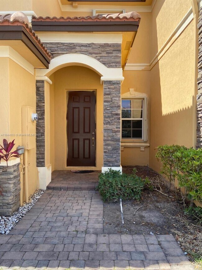 8728 NW 113th Ct in Doral, FL - Building Photo - Building Photo
