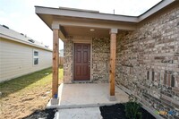 1136 Whitneyway Ln in New Braunfels, TX - Foto de edificio - Building Photo