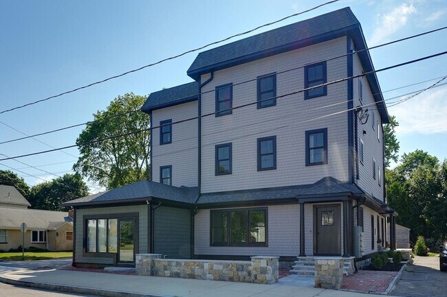 369 Grant St, Unit 1 in Framingham, MA - Foto de edificio - Building Photo