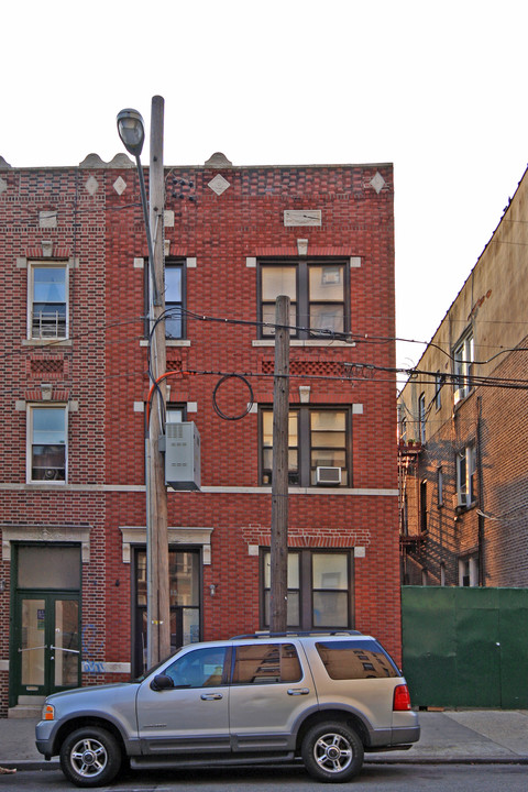 3915 65th Pl in Flushing, NY - Building Photo