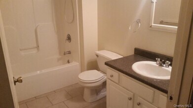 25 Henry W Dubois Dr, Unit 35 in New Paltz, NY - Foto de edificio - Building Photo