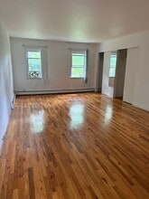 1 Dix Cir, Unit 1 in Dix Hills, NY - Foto de edificio - Building Photo
